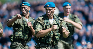 Сила или жестокость: на показательных выступлениях солдаты разрывали живых животных перед взрослыми и детьми